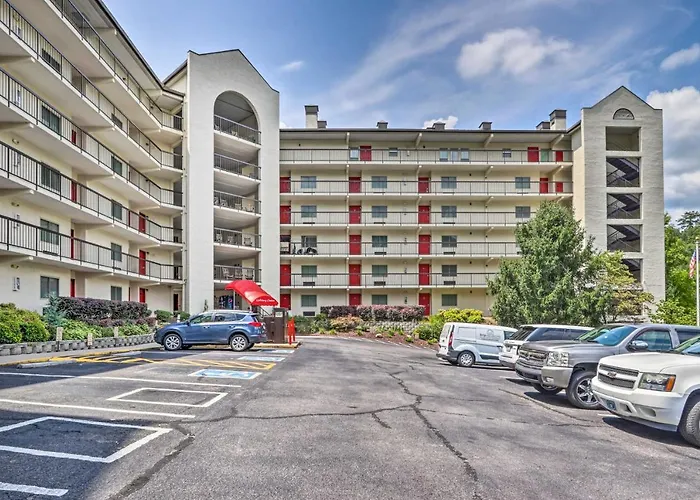 Stylish Gatlinburg Condo With Pool Walk Downtown!